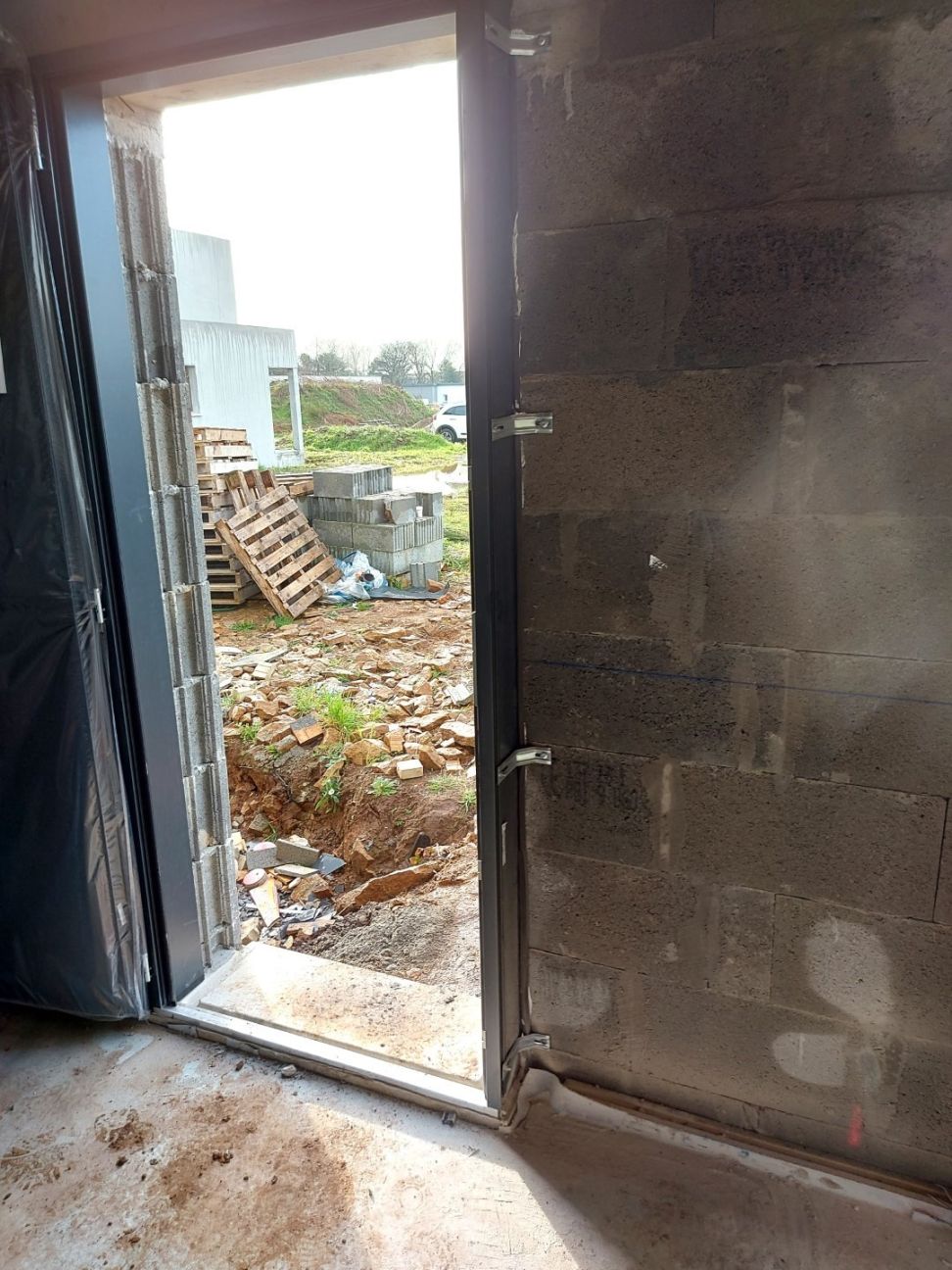 Assistance à construction, visite hors d'eau, hors d'air : les menuiseries ont été posées sans dresser les tableaux, ni faire les bandes de dressement. Toutes les menuiseries sont à déposer.